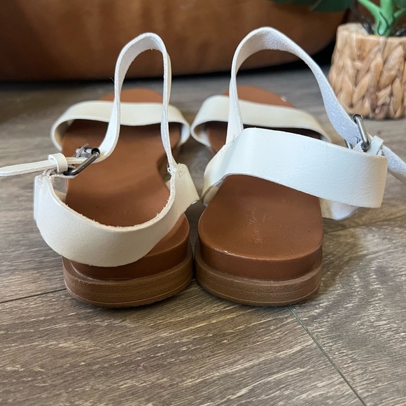 Universal Thread Nyla Ankle Strap Subtle Platform Sandals in White. Size 8.5 - Picture 3 of 7